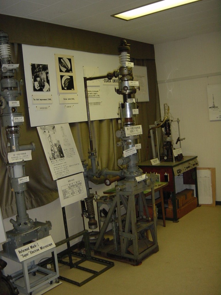 工学研究科における真空管式電子計算機と電子顕 微鏡１号機などの展示